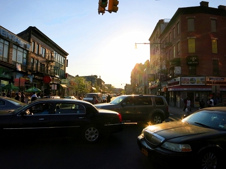 Abendverkehr auf der Fulton Street, Ecke Nostrand Avenue.